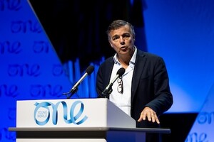 Elio Leoni Sceti addressing the audience at the podium of the OYW Summit presentation stage