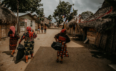 Indigenous Guna Women collecting waste as part of Diwigdi's project